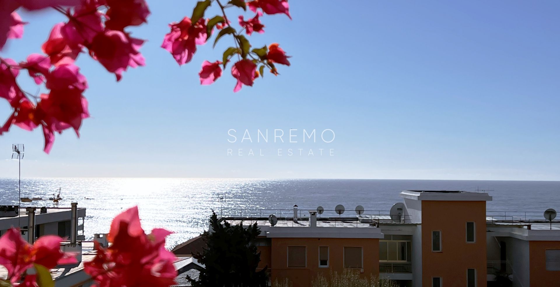 Bilocale in villa d'epoca con terrazzo e vista mare