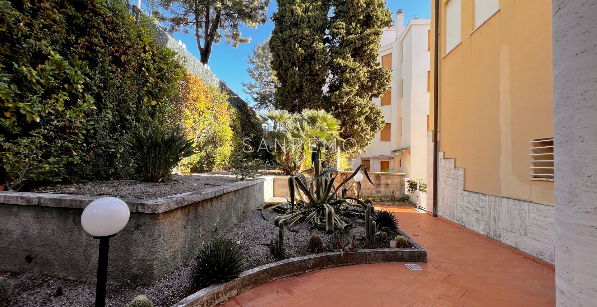 Bilocale in villa d'epoca con terrazzo e vista mare