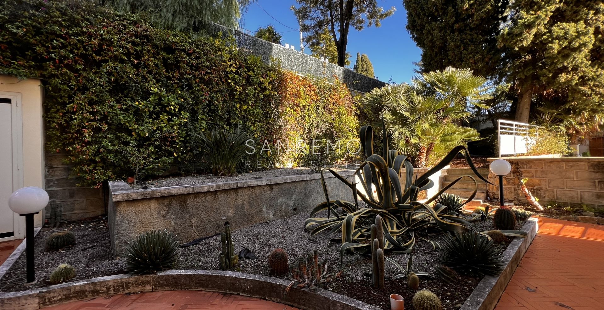 Bilocale in villa d'epoca con terrazzo e vista mare