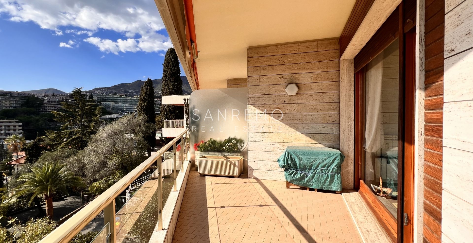 Luminoso appartamento di 100 mq con vista mare in zona tranquilla e circondata dal verde