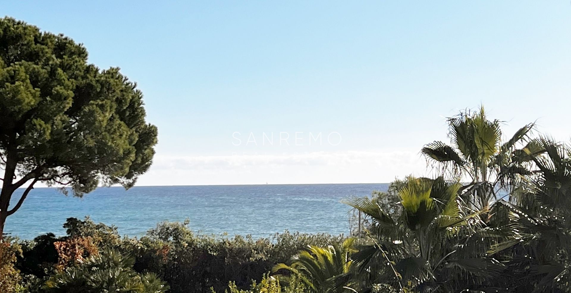 Pianeggiante e luminoso appartamento con piacevole vista nel verde e sul mare