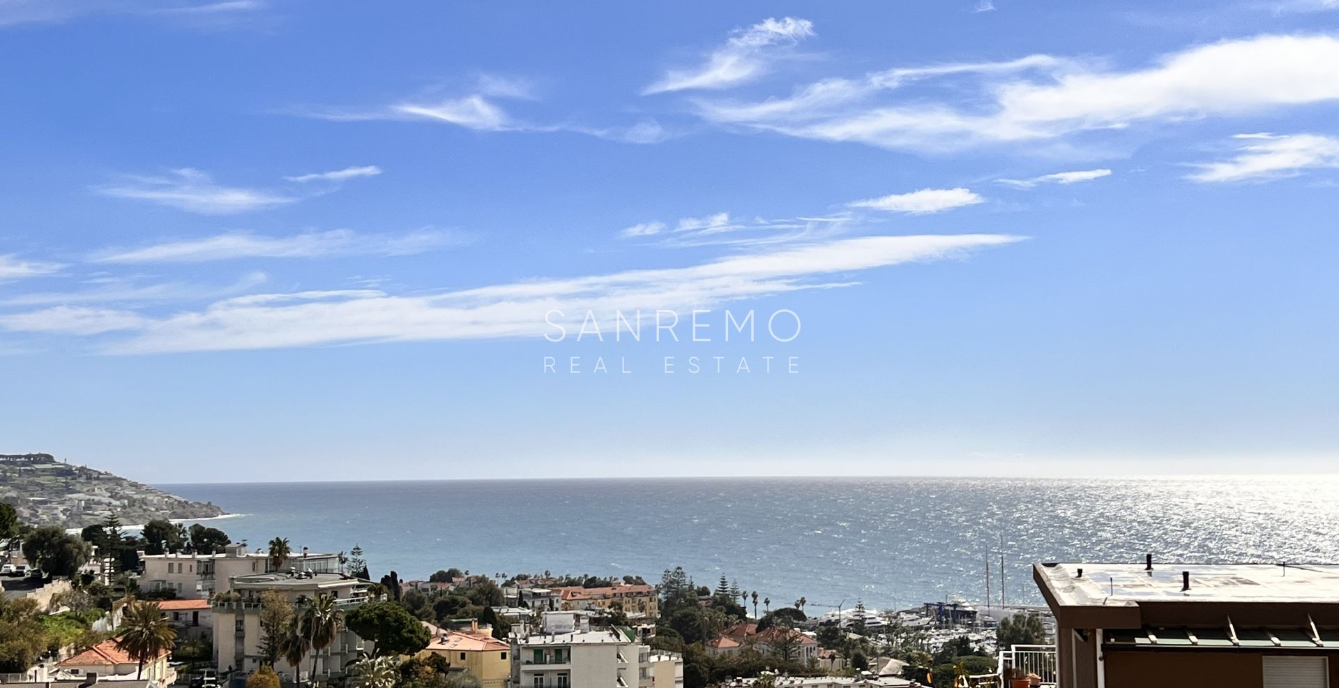 Luminoso appartamento alle spalle di Portosole con due godibili terrazze e vista mare