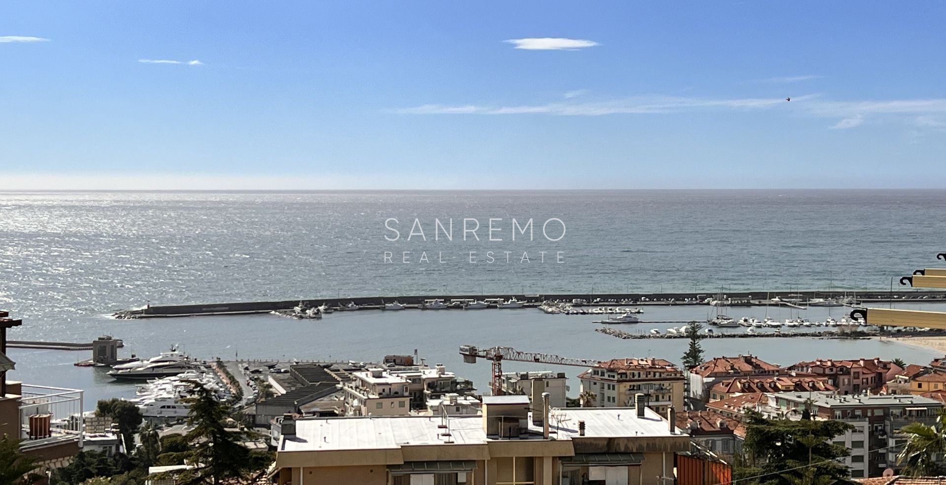 Luminoso appartamento alle spalle di Portosole con due godibili terrazze e vista mare