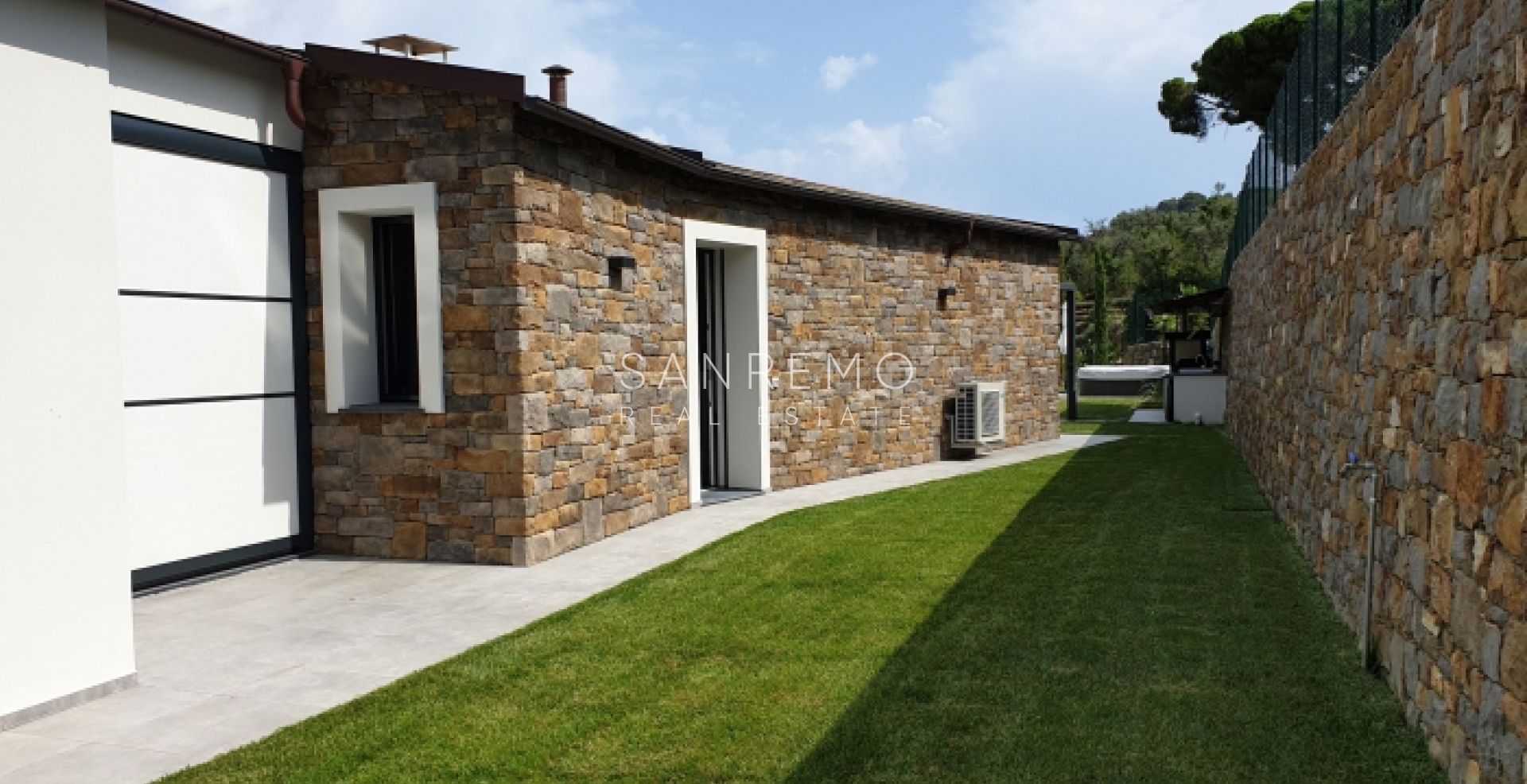 Moderna villa su due livelli con terreno