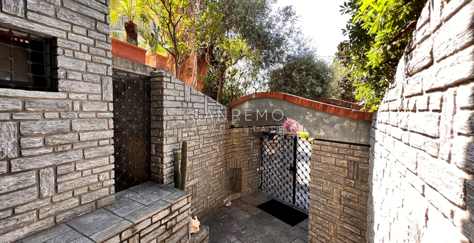Ampio appartamento con giardino e vista mare