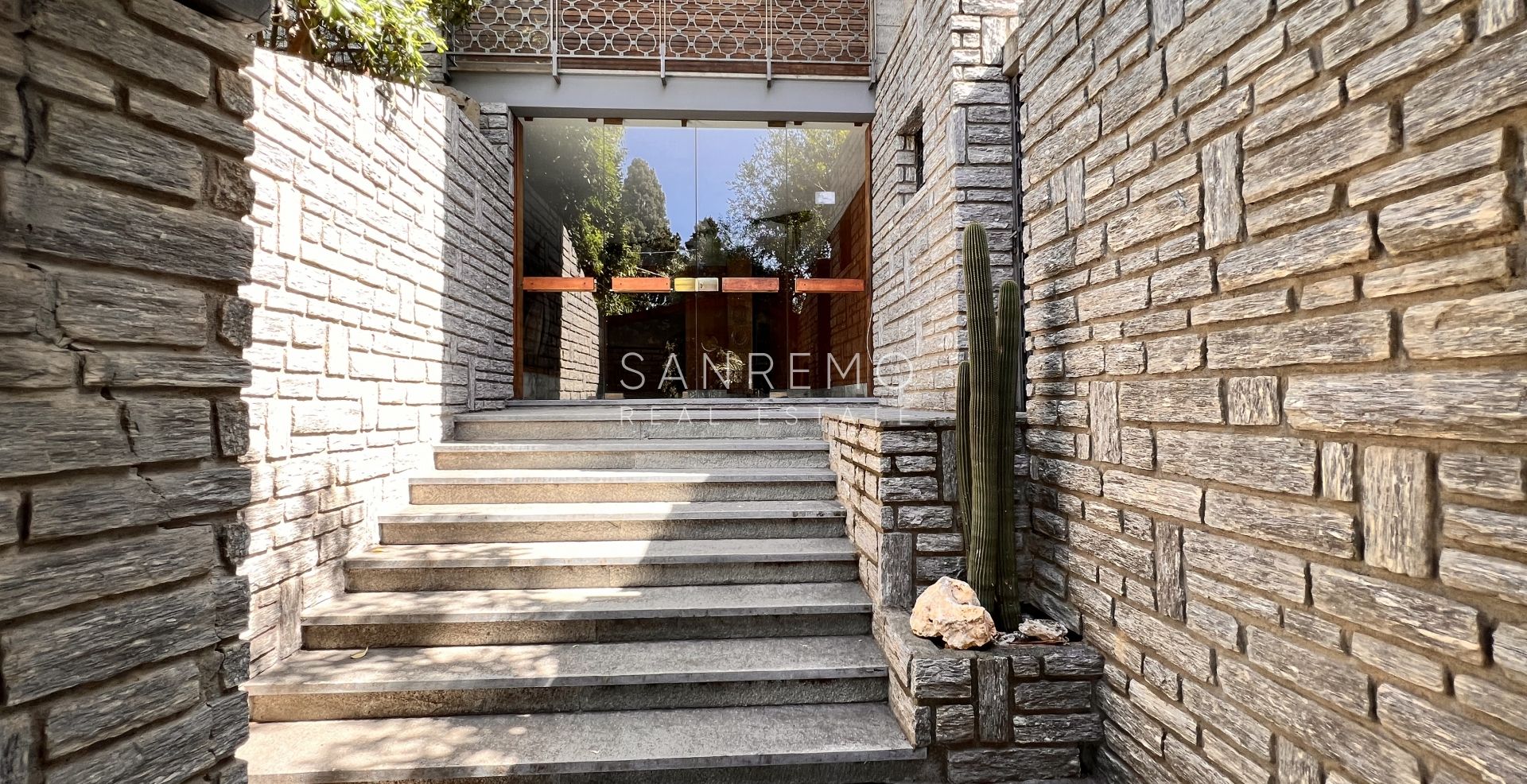 Ampio appartamento con giardino e vista mare