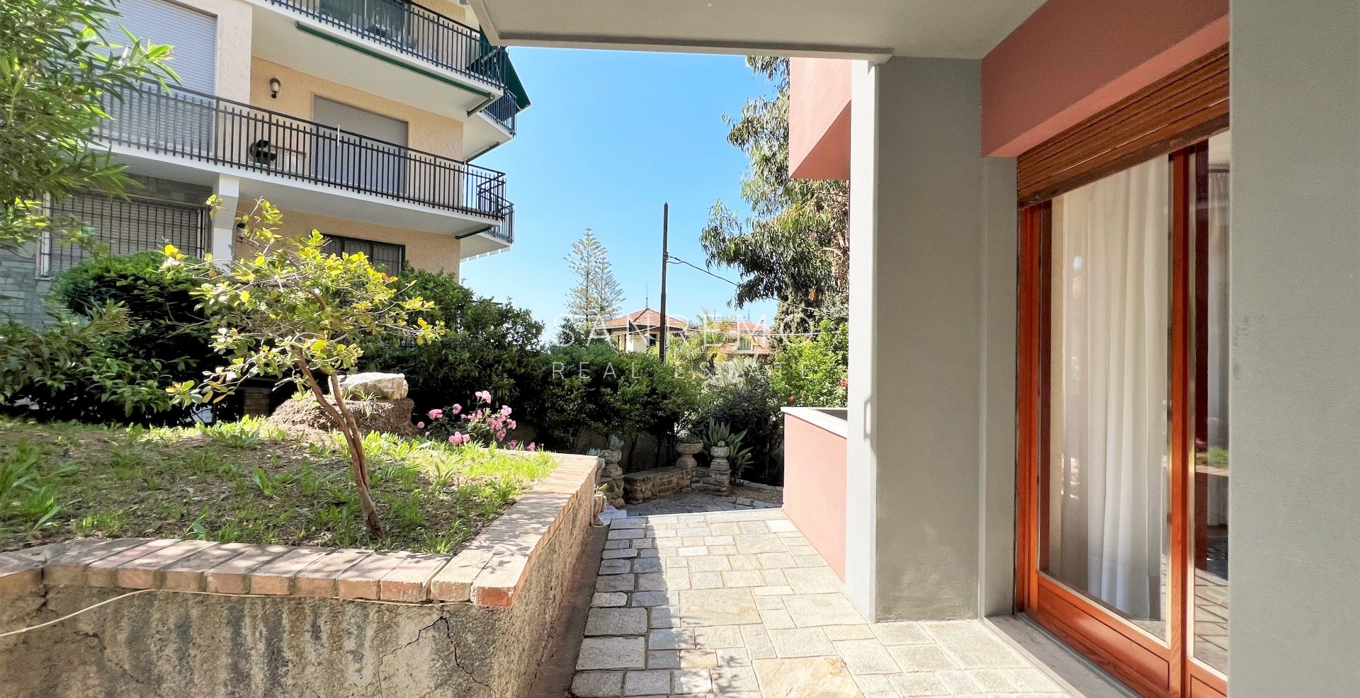 Ampio appartamento con giardino e vista mare