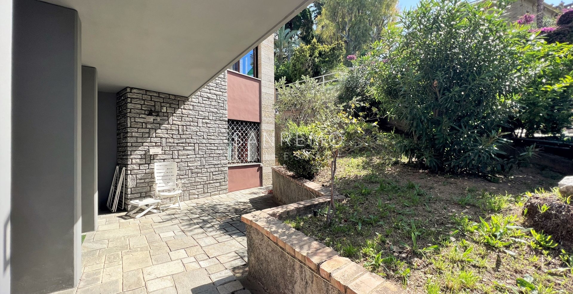 Ampio appartamento con giardino e vista mare