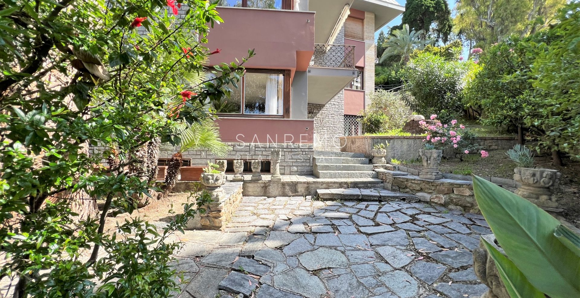 Ampio appartamento con giardino e vista mare