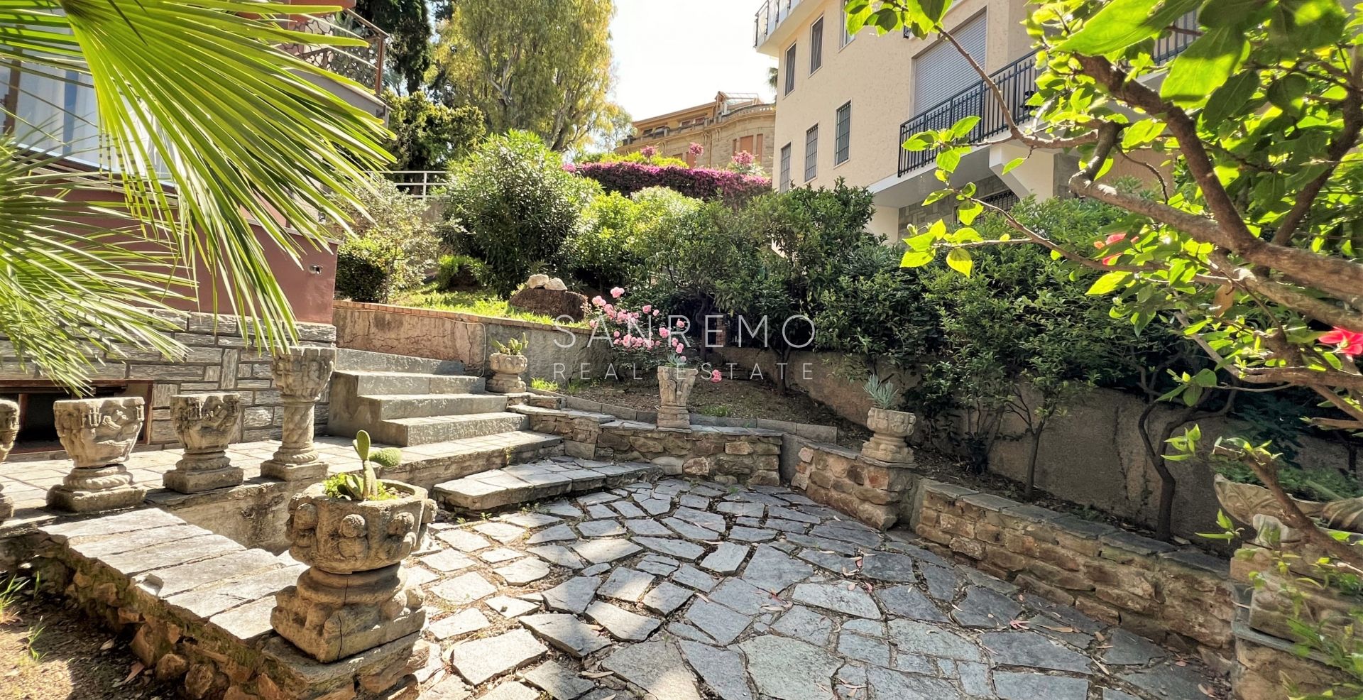 Ampio appartamento con giardino e vista mare