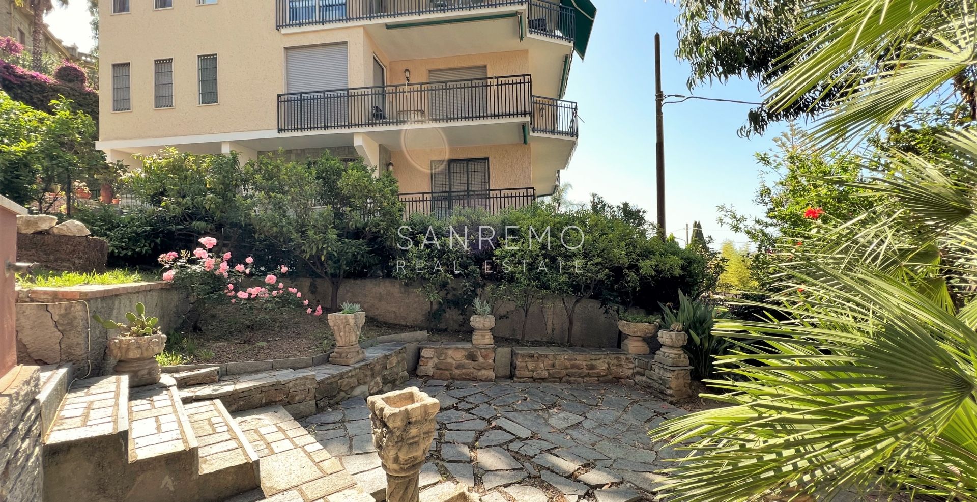 Ampio appartamento con giardino e vista mare