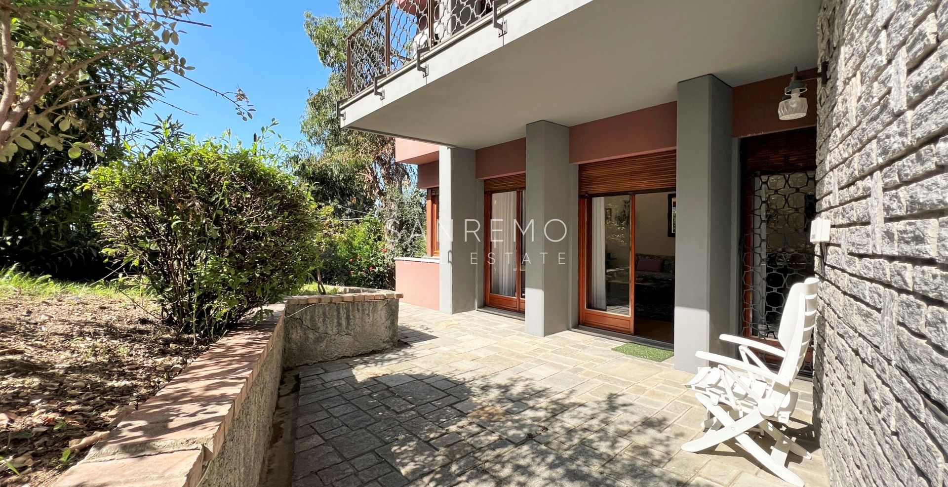 Ampio appartamento con giardino e vista mare