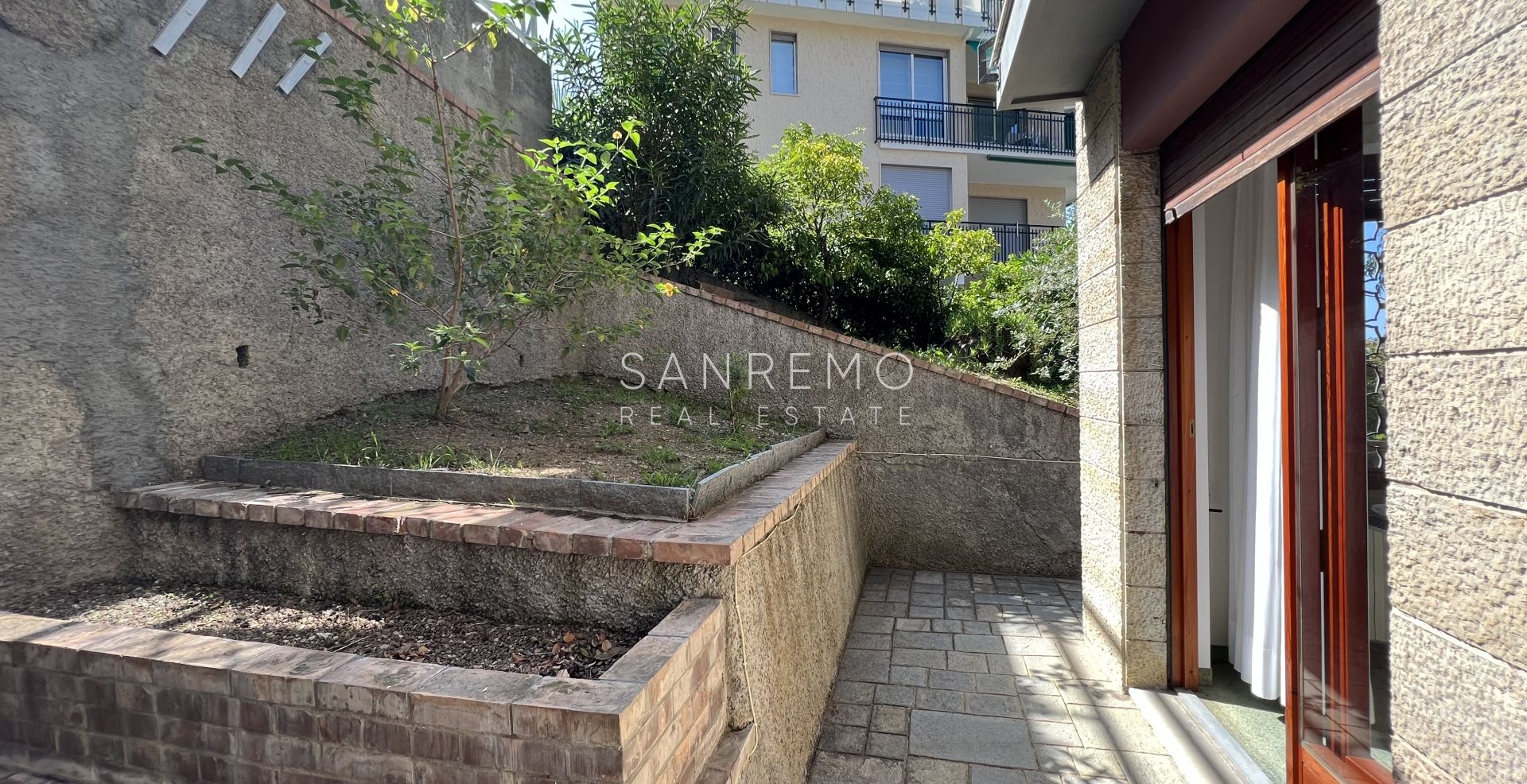 Ampio appartamento con giardino e vista mare