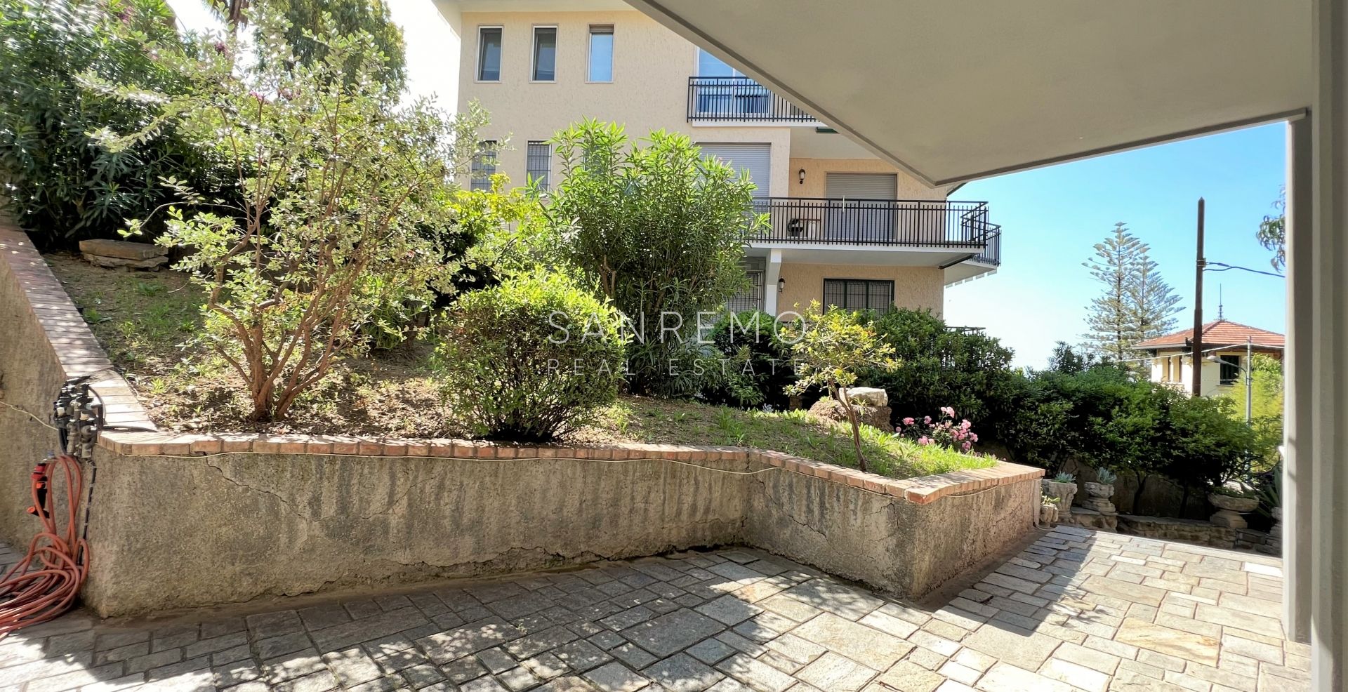 Ampio appartamento con giardino e vista mare