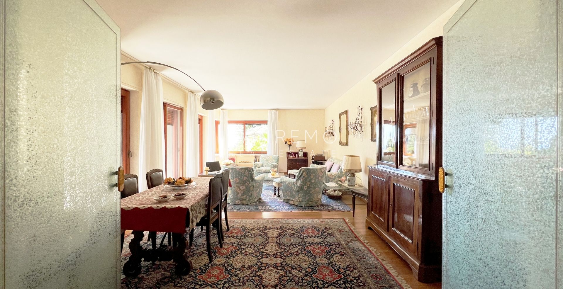 Ampio appartamento con giardino e vista mare