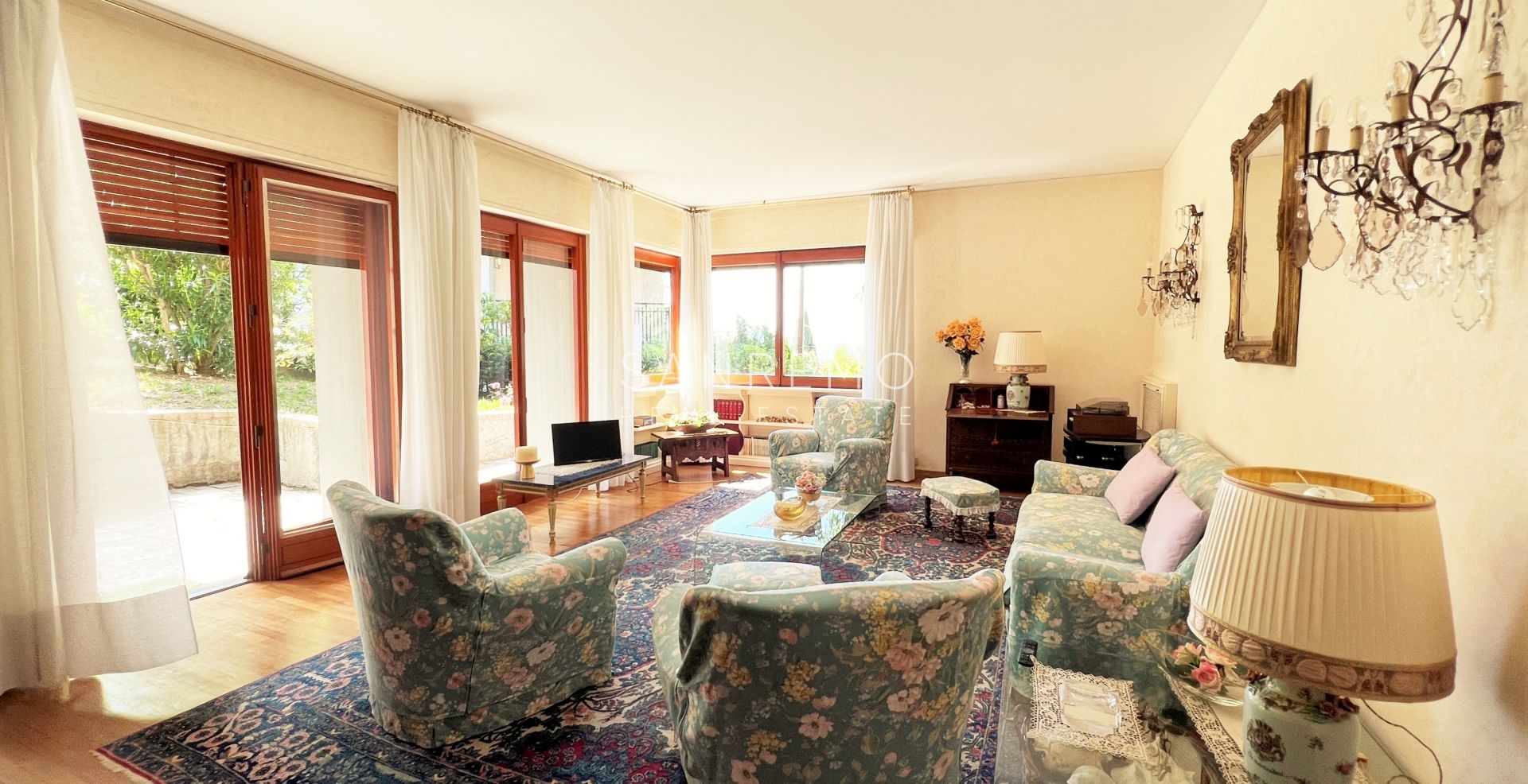 Ampio appartamento con giardino e vista mare