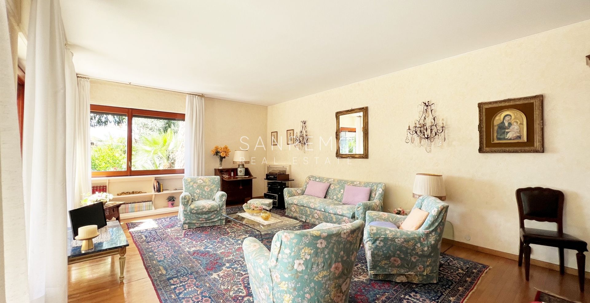 Ampio appartamento con giardino e vista mare