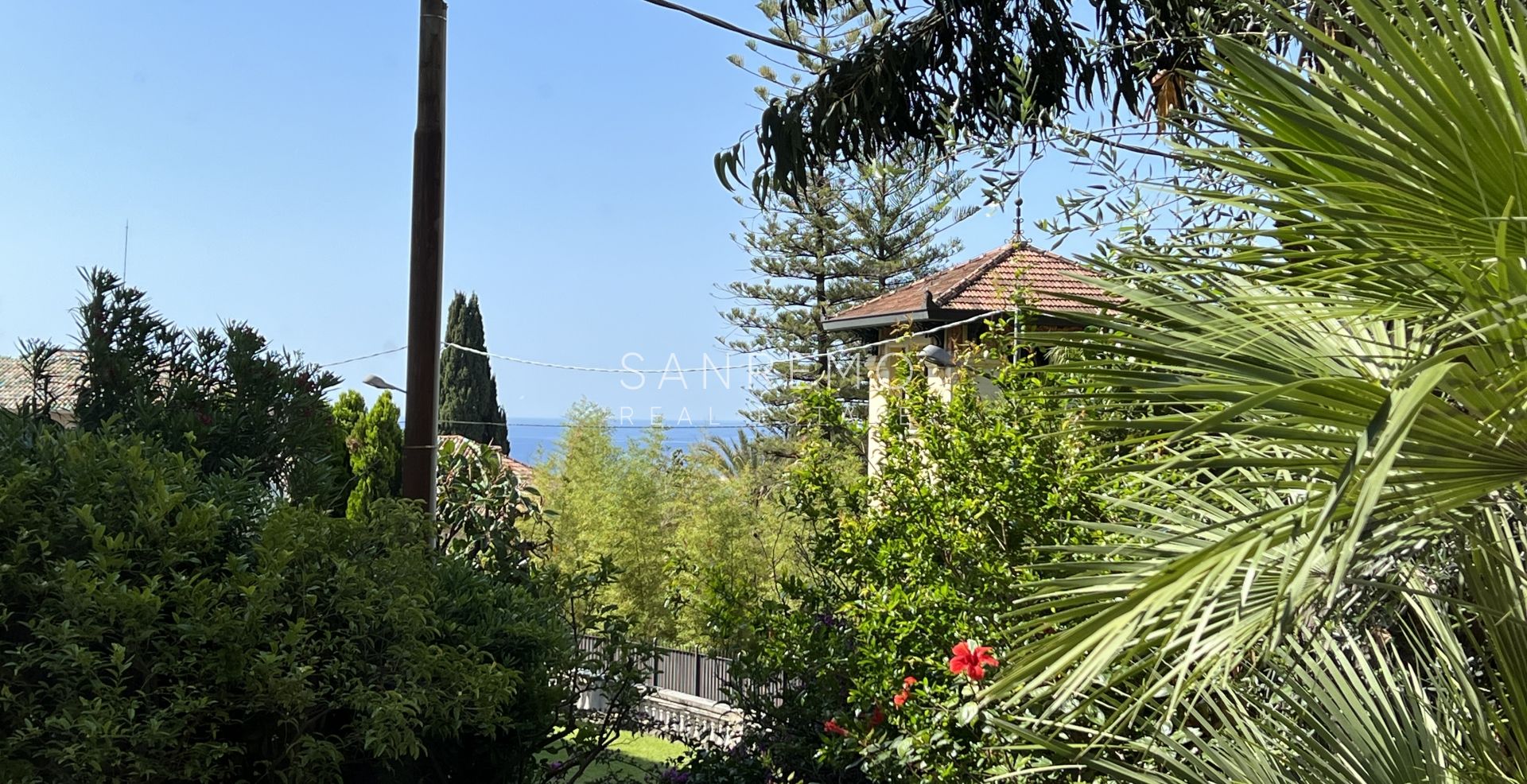 Ampio appartamento con giardino e vista mare