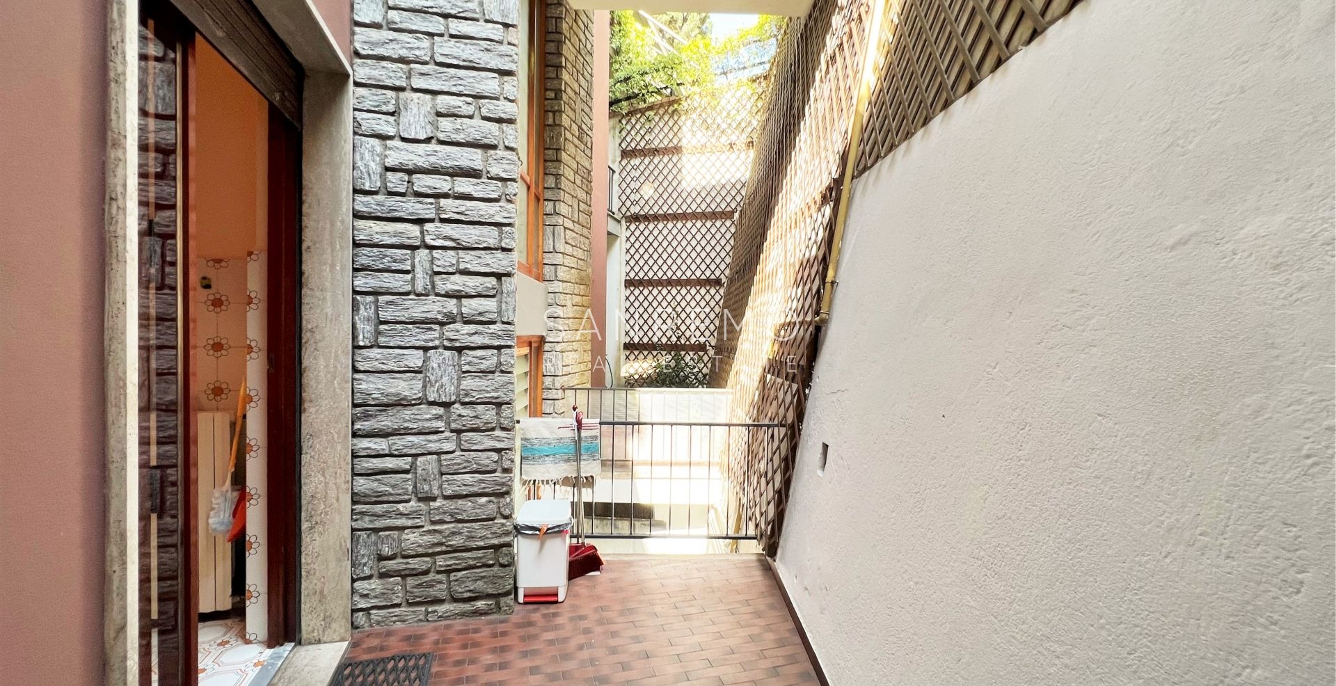 Ampio appartamento con giardino e vista mare