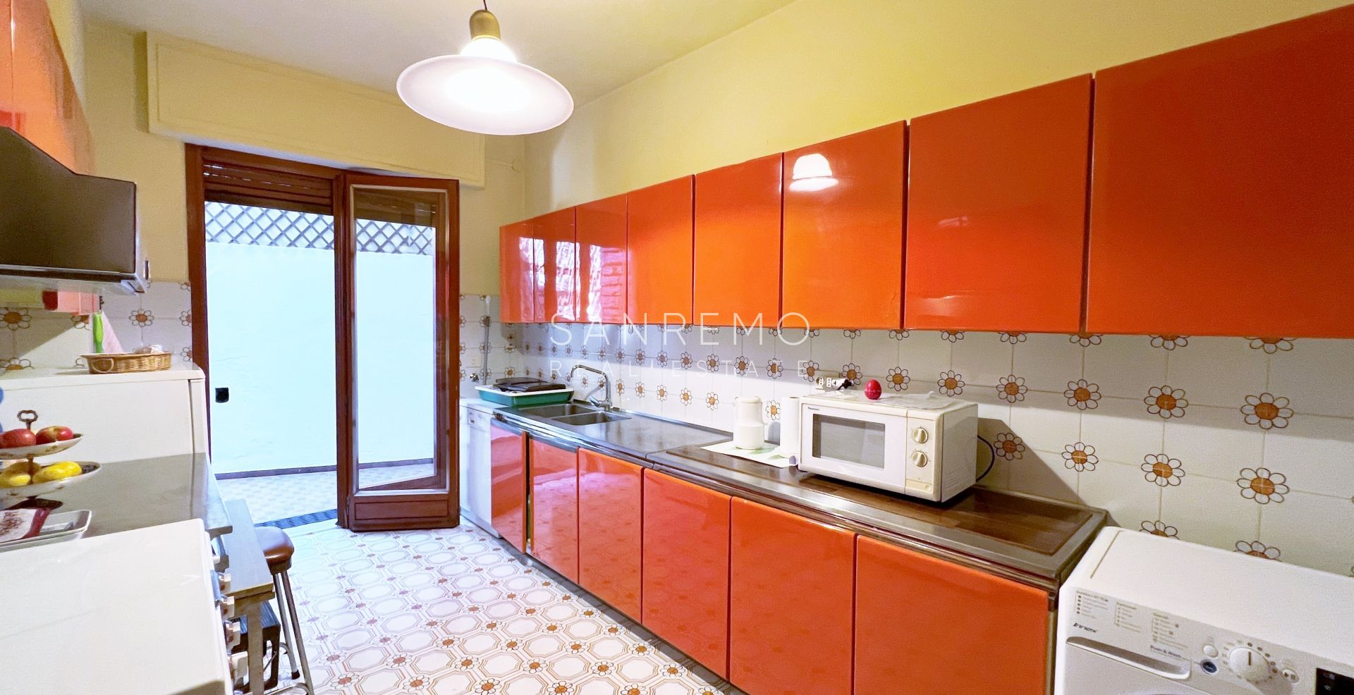 Ampio appartamento con giardino e vista mare