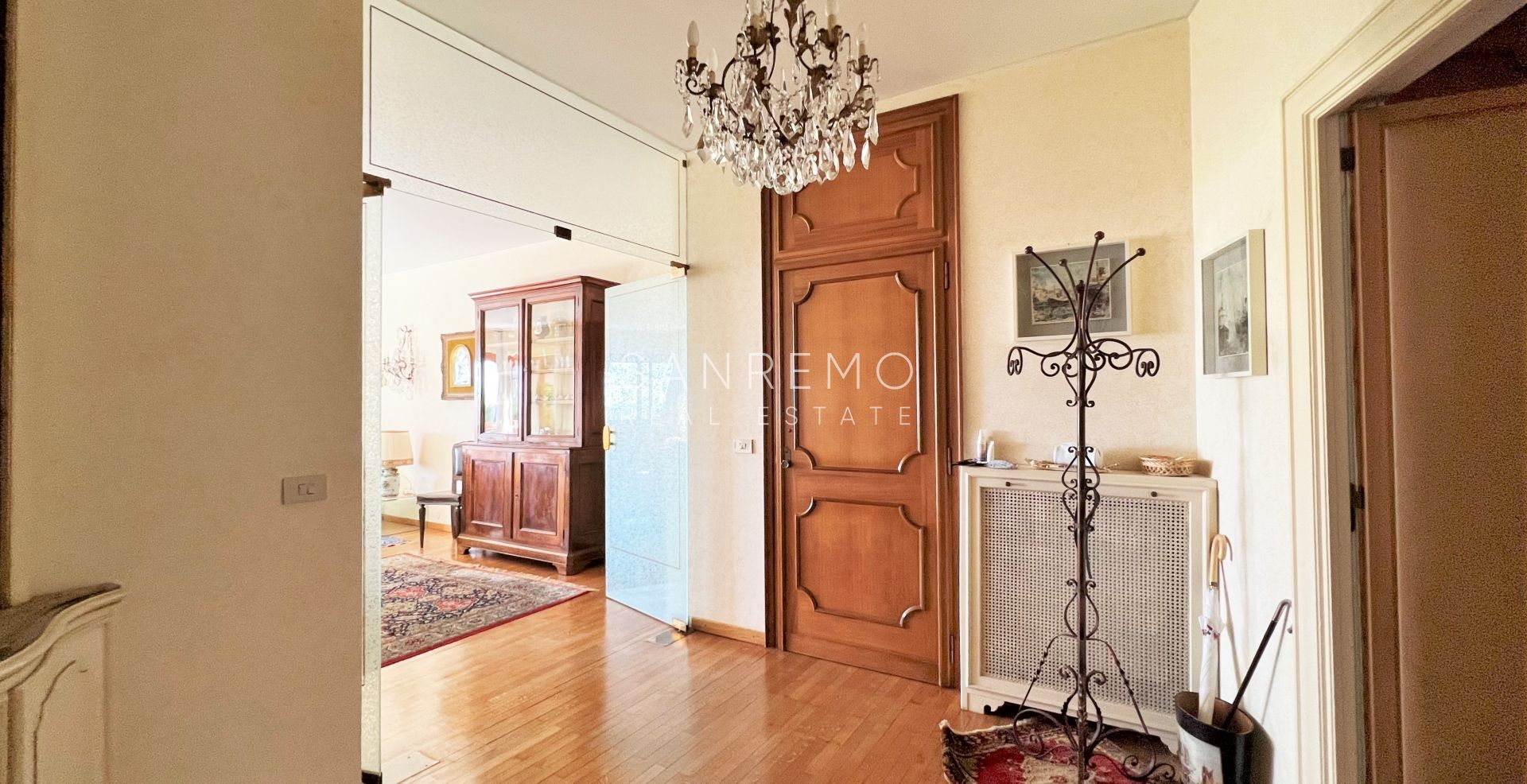 Ampio appartamento con giardino e vista mare