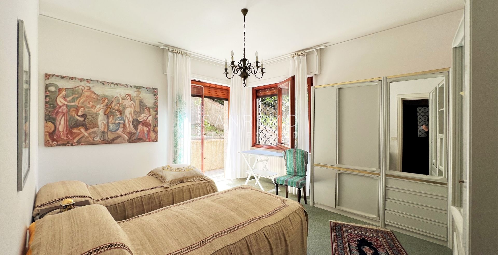 Ampio appartamento con giardino e vista mare