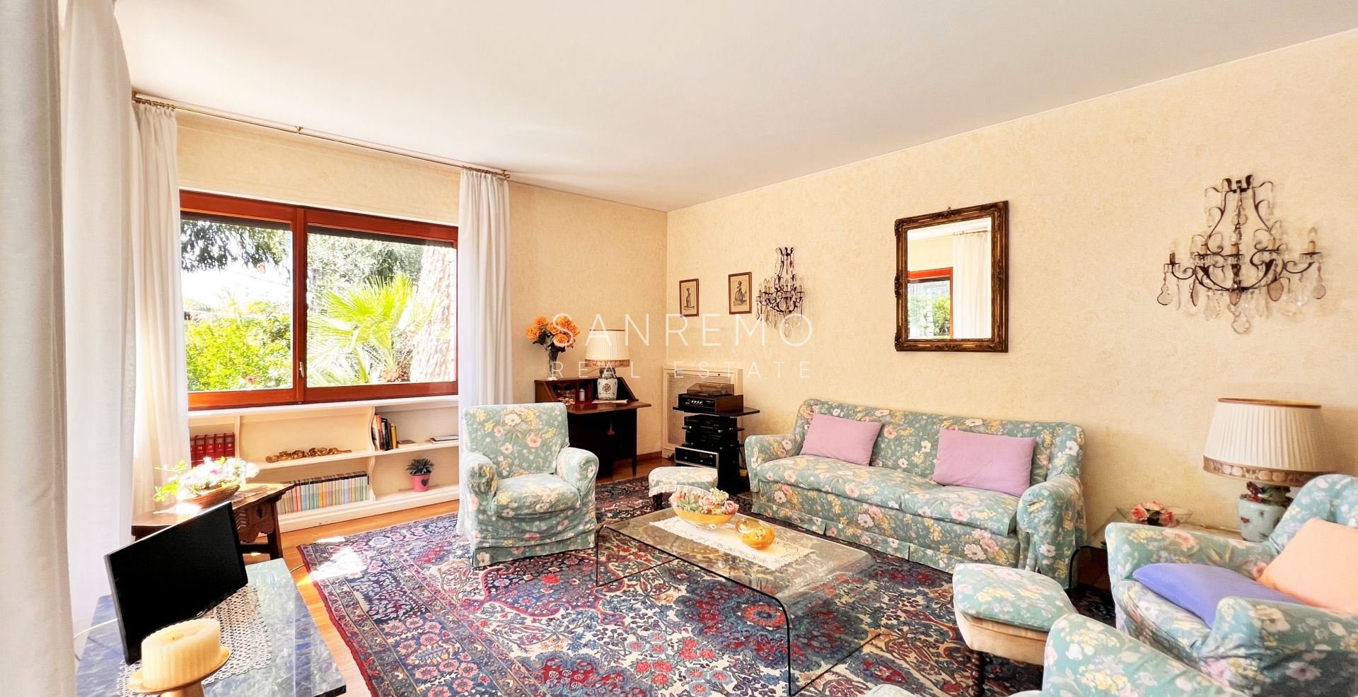 Ampio appartamento con giardino e vista mare