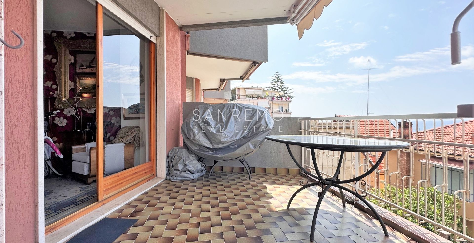 Grazioso bilocale alle spalle di Portosole con terrazzo vivibile e bellissima vista mare
