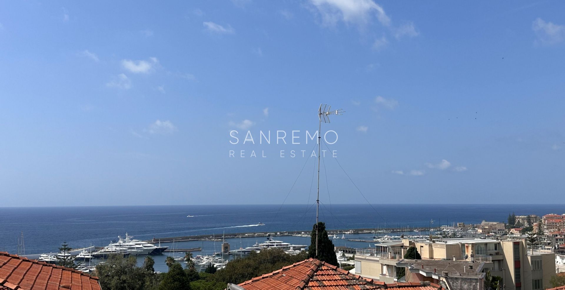 Grazioso bilocale alle spalle di Portosole con terrazzo vivibile e bellissima vista mare