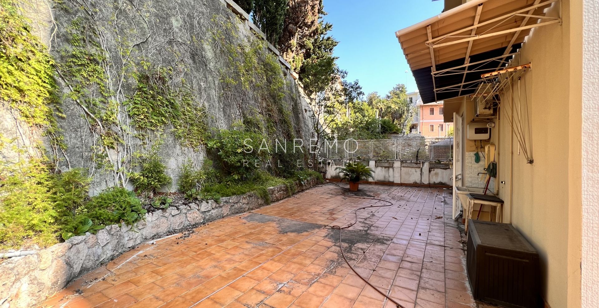 Soleggiato appartamento alle spalle della passeggiata Imperatrice con terrazzi e giardino