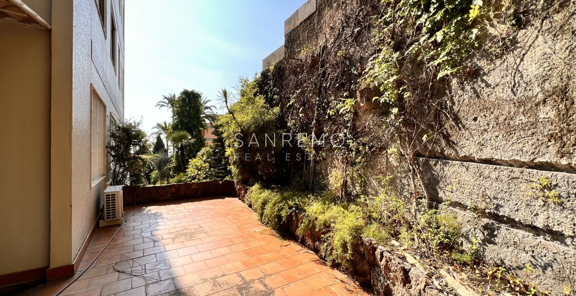 Soleggiato appartamento alle spalle della passeggiata Imperatrice con terrazzi e giardino