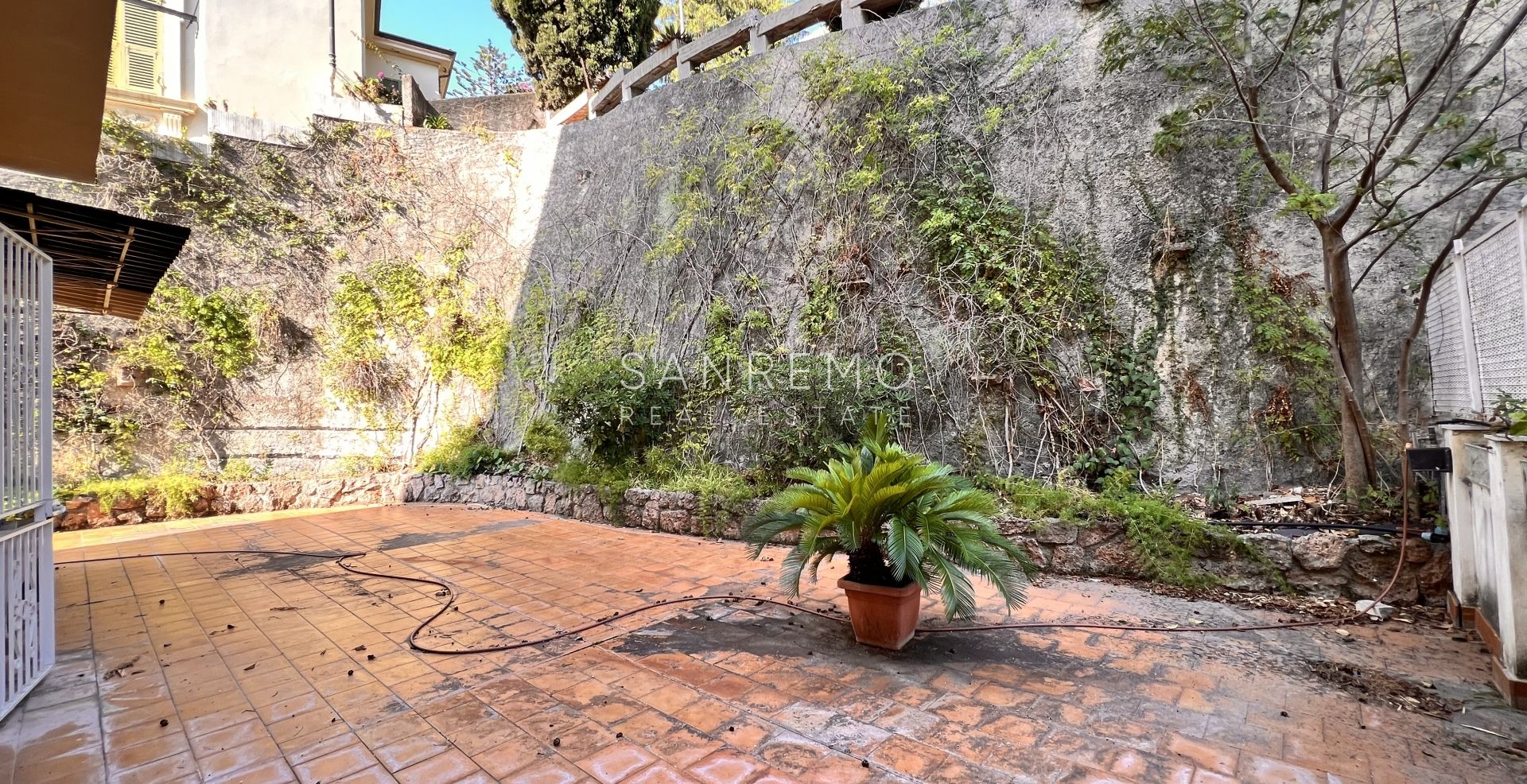 Soleggiato appartamento alle spalle della passeggiata Imperatrice con terrazzi e giardino