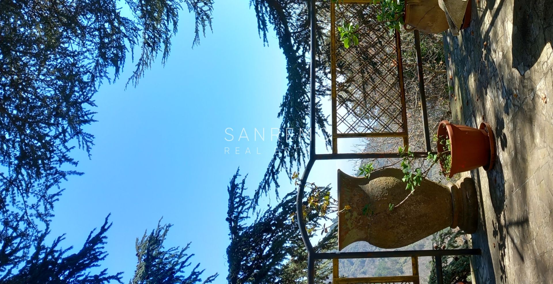 Villa su 2 livelli con vista panoramica su Sanremo