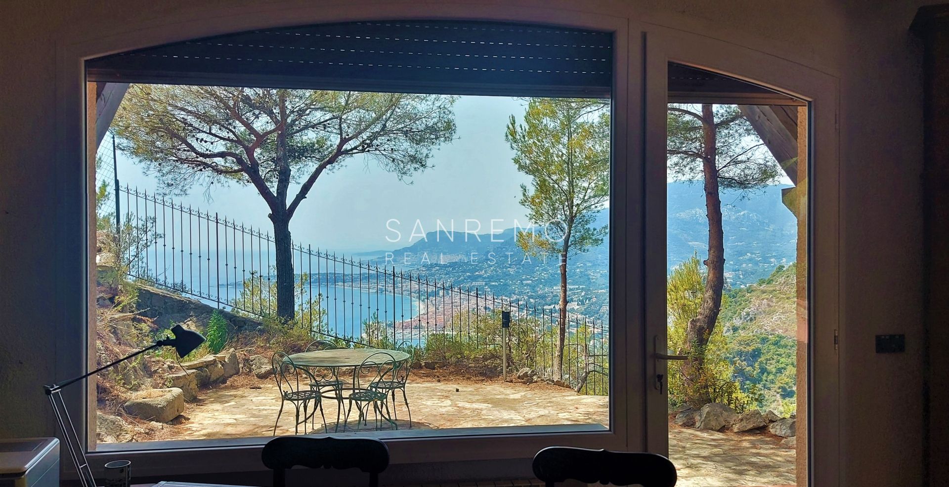 Incantevole villa in zona La Mortola con affaccio sulla costa francese e il porto di Mentone