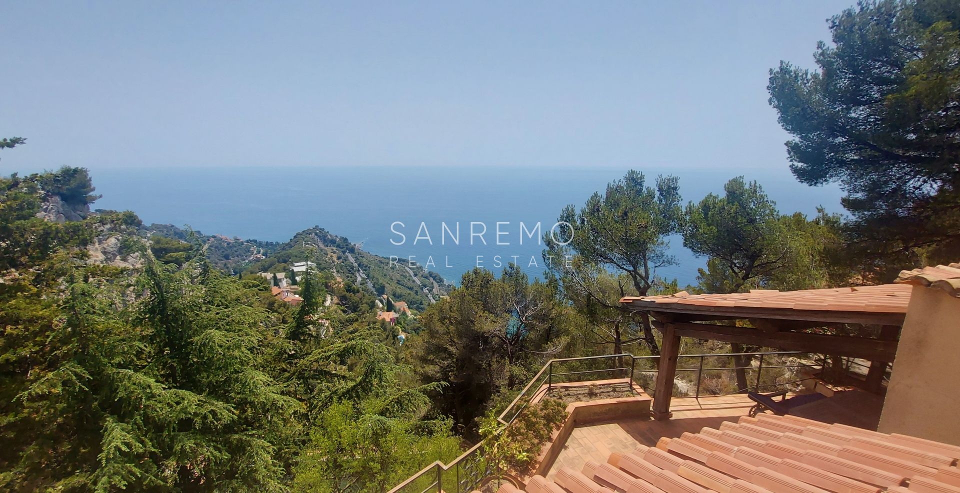 Incantevole villa in zona La Mortola con affaccio sulla costa francese e il porto di Mentone