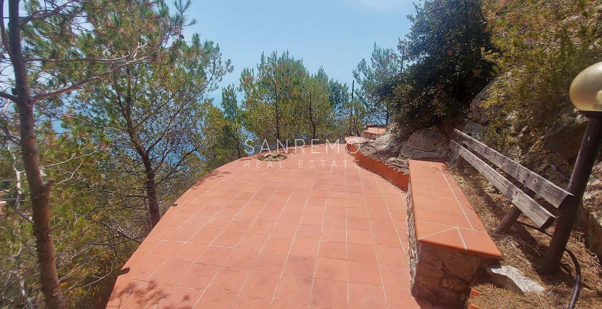 Incantevole villa in zona La Mortola con affaccio sulla costa francese e il porto di Mentone