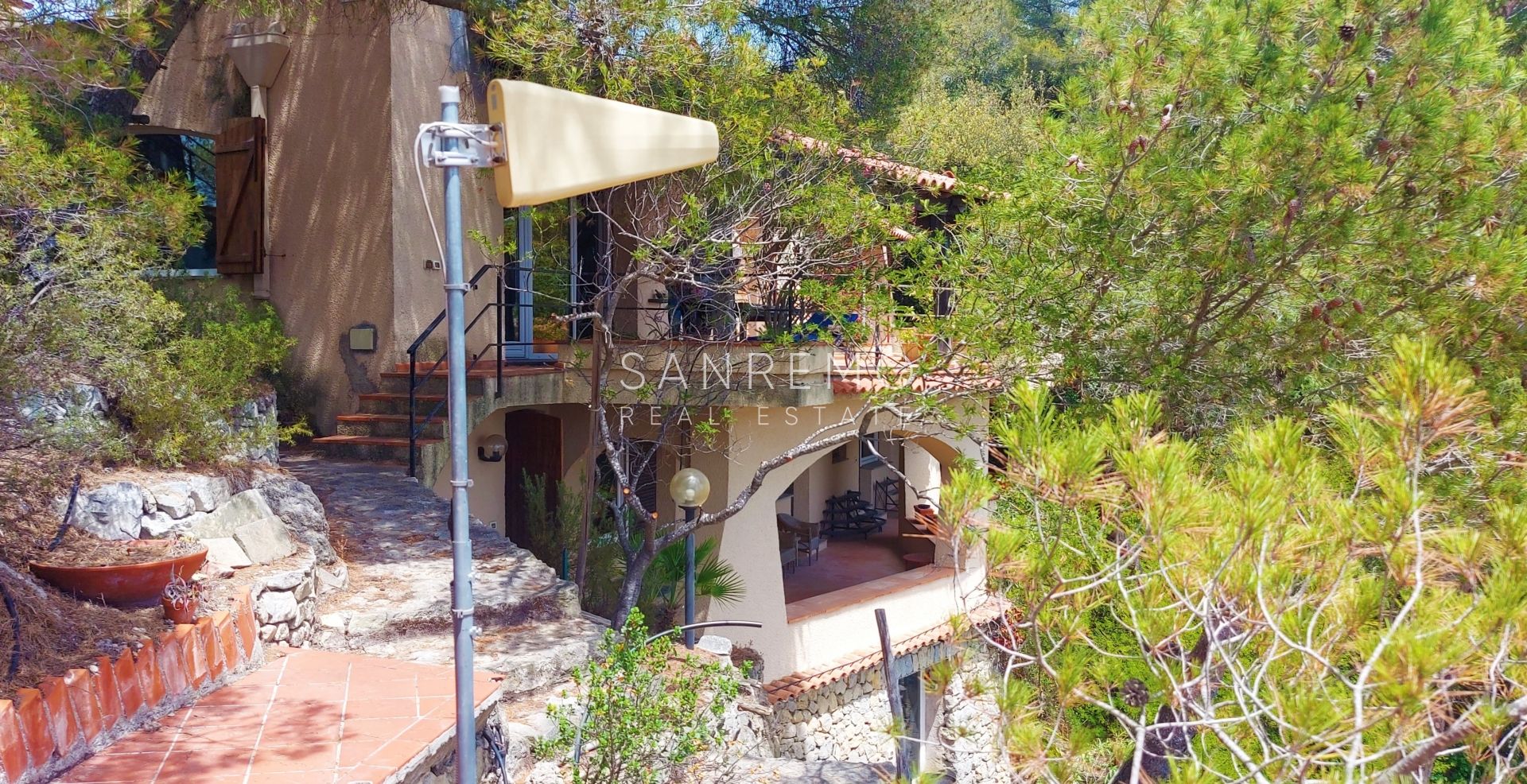 Incantevole villa in zona La Mortola con affaccio sulla costa francese e il porto di Mentone
