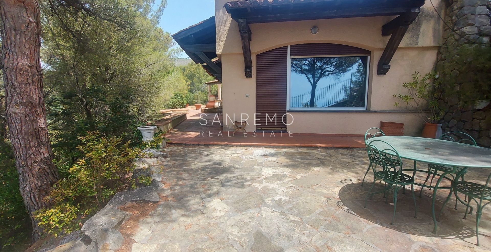 Incantevole villa in zona La Mortola con affaccio sulla costa francese e il porto di Mentone