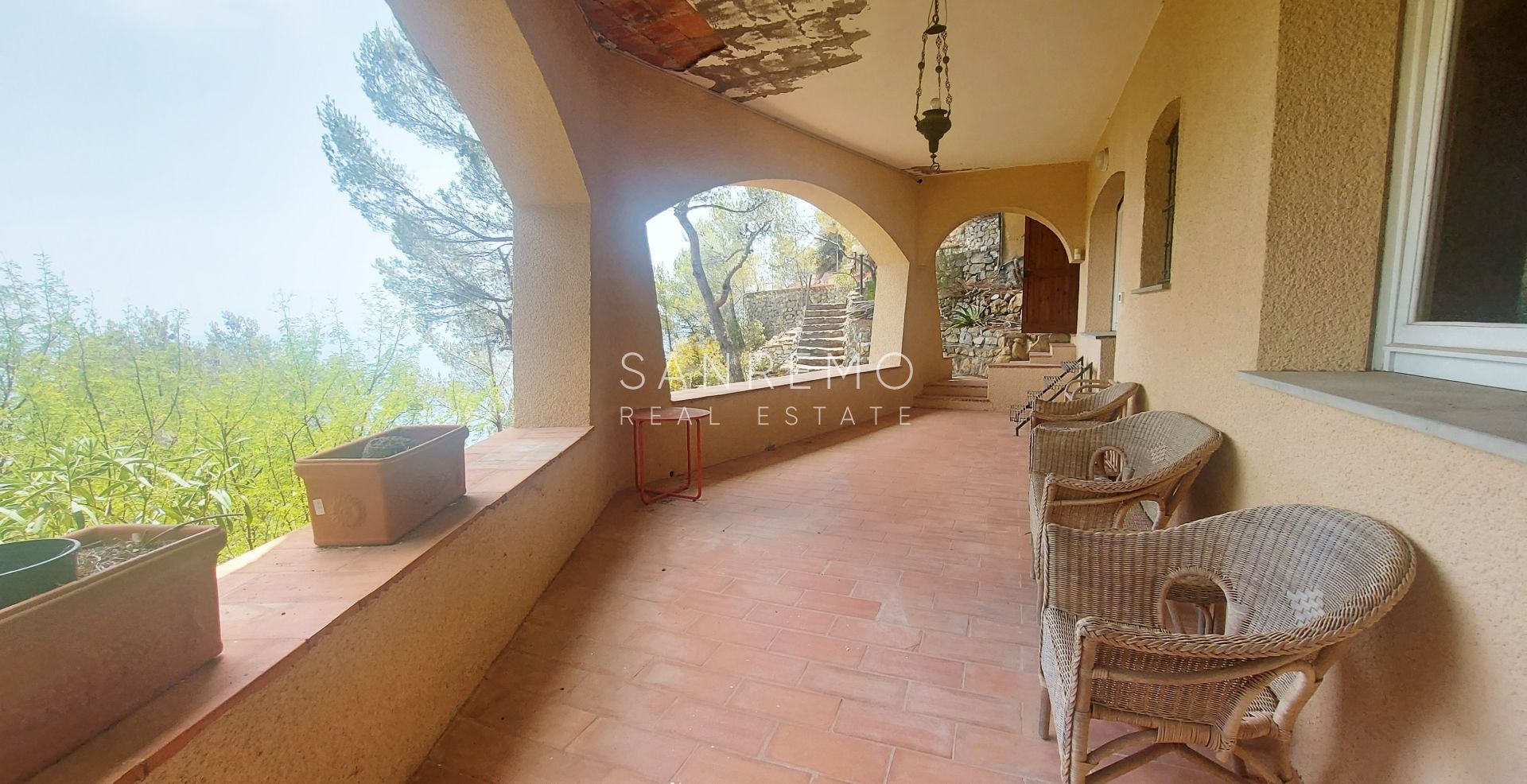 Incantevole villa in zona La Mortola con affaccio sulla costa francese e il porto di Mentone