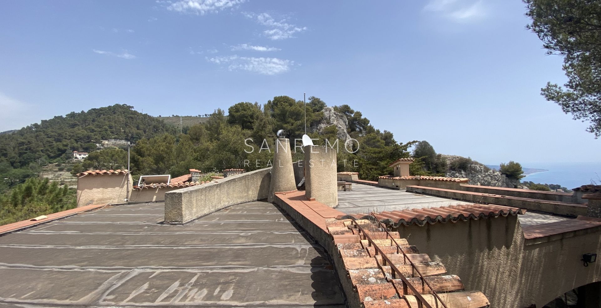 Incantevole villa in zona La Mortola con affaccio sulla costa francese e il porto di Mentone