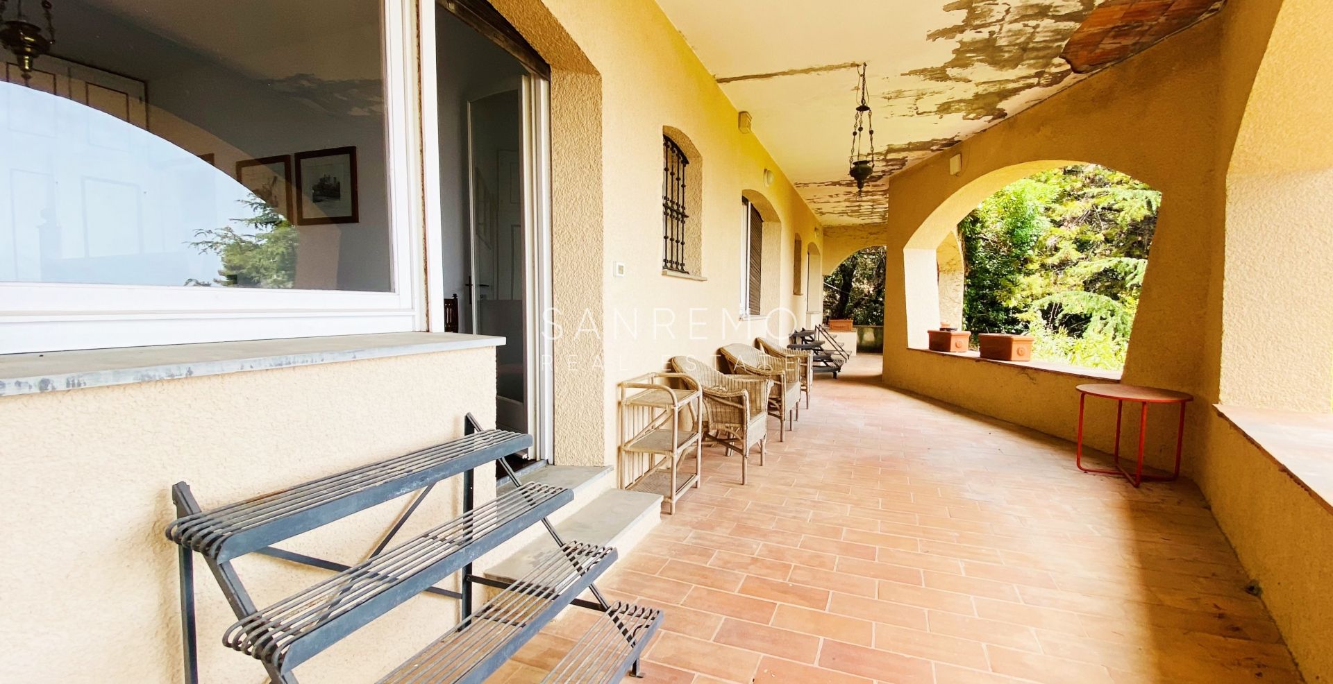 Incantevole villa in zona La Mortola con affaccio sulla costa francese e il porto di Mentone