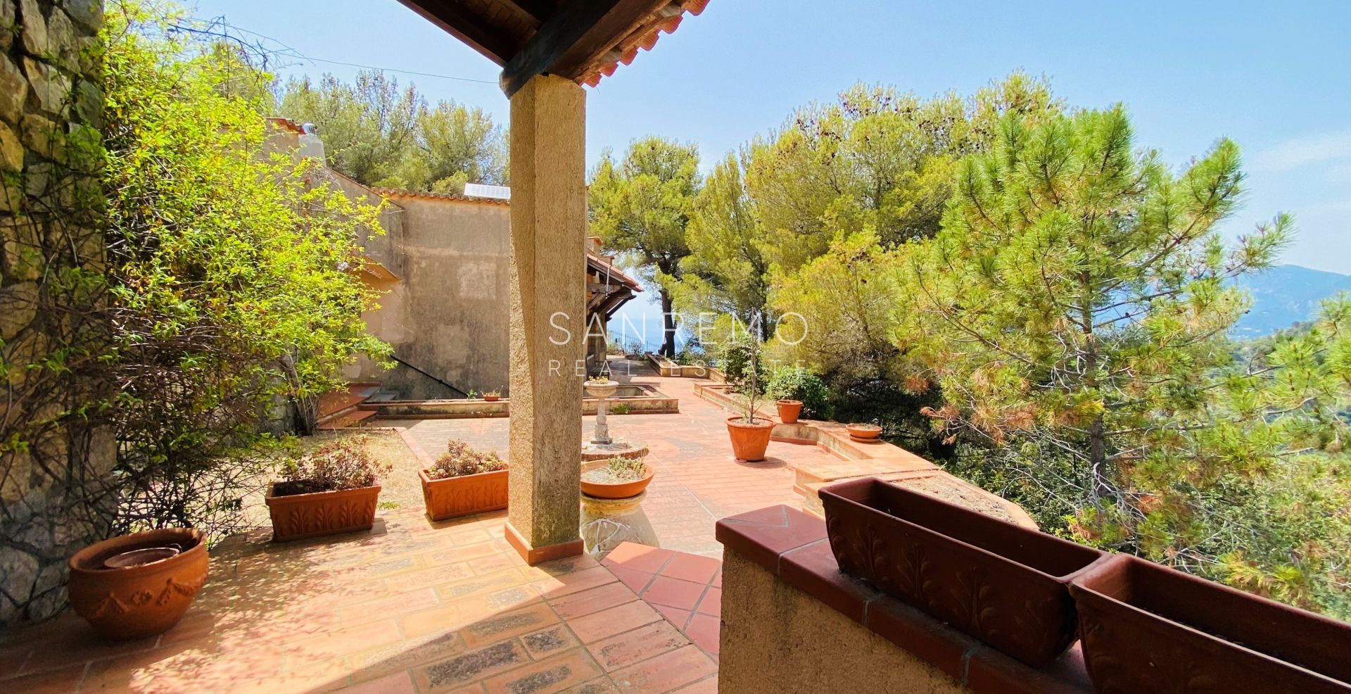 Incantevole villa in zona La Mortola con affaccio sulla costa francese e il porto di Mentone