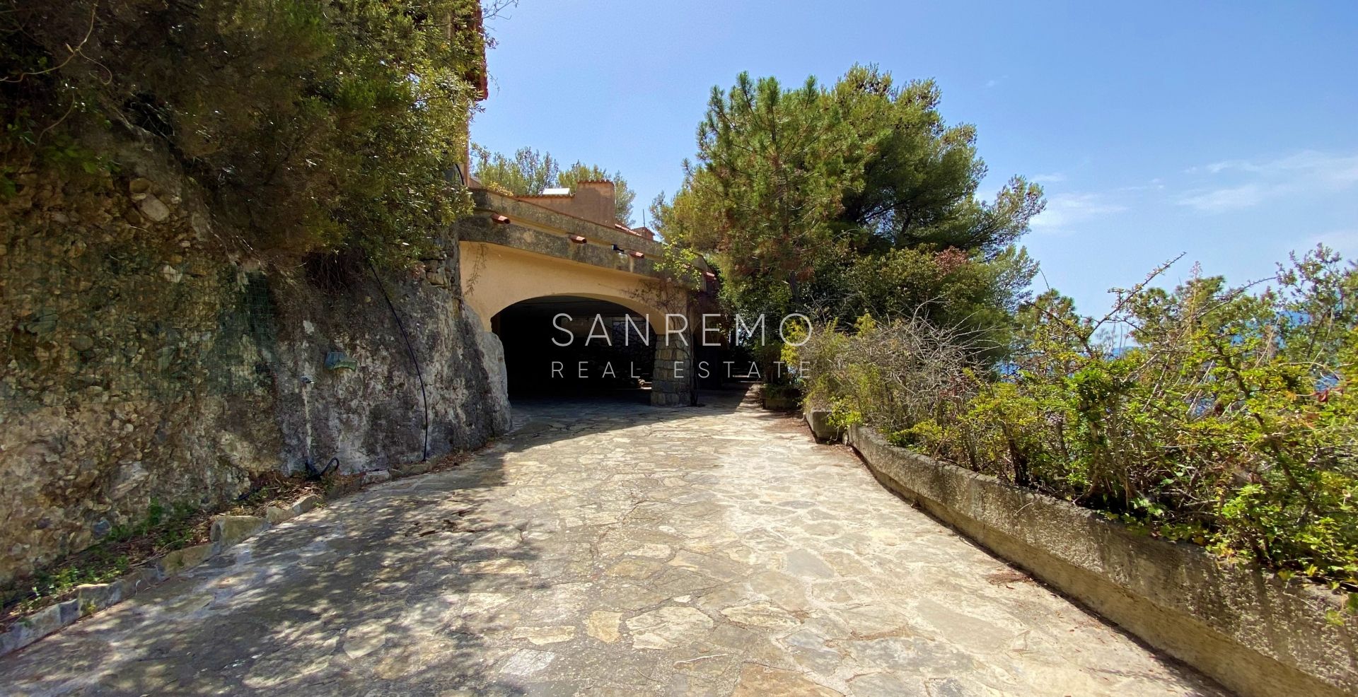 Incantevole villa in zona La Mortola con affaccio sulla costa francese e il porto di Mentone