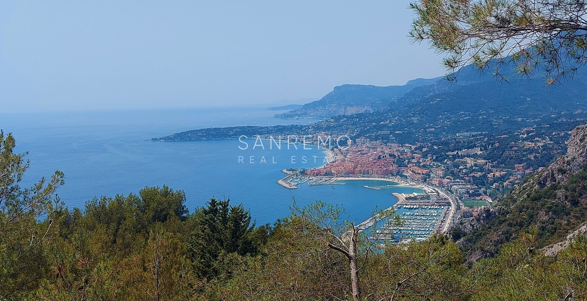 Incantevole villa in zona La Mortola con affaccio sulla costa francese e il porto di Mentone