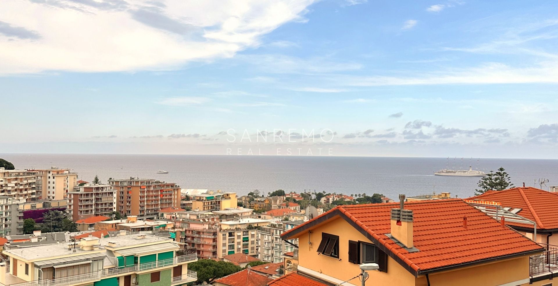 Ampio alloggio alle spalle di portosole con piacevole vista mare