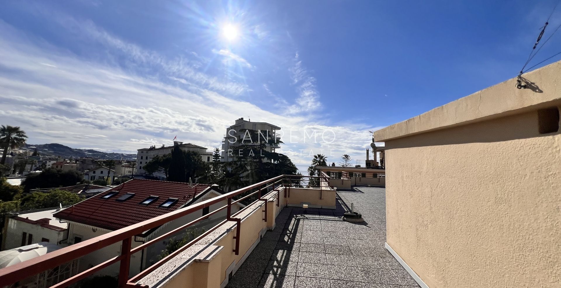 Soleggiato bilocale con balcone alle spalle della prestigiosa passeggiata Imperatrice