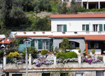 Villa di ampia superficie con piena vista mare