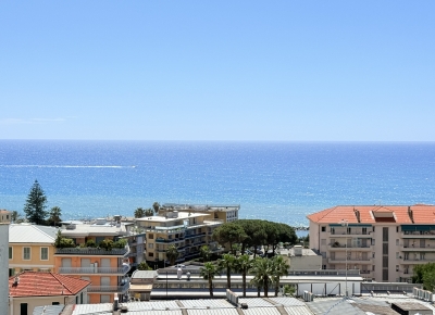 Spazioso appartamento con vista mare in pianeggiante ed elegante condominio con portineria