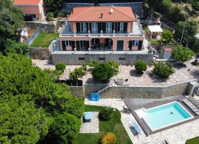 Prestigiosa villa con piscina e vista mare