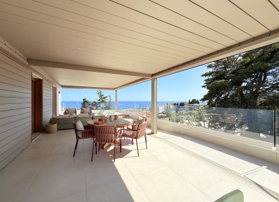 Attico esclusivo con vista mare, ampio terrazzo e finiture di lusso in palazzina signorile circondata dal verde